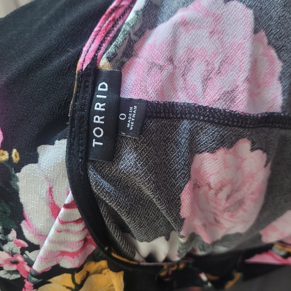 Torrid Black Faux Wrap Short Sleeve Dress With Floral Print Sz.0 - Picture 8 of 8